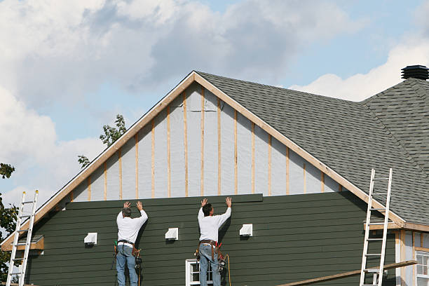 Professional Siding Contractor technician working in Itasca, TX